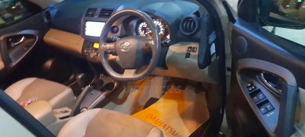 Toyota Vanguard 2012 Gold
