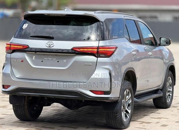 Toyota Fortuner 2024 Silver