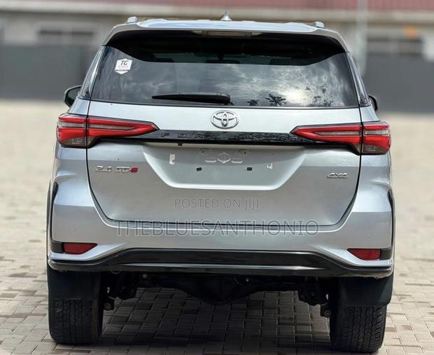Toyota Fortuner 2024 Silver