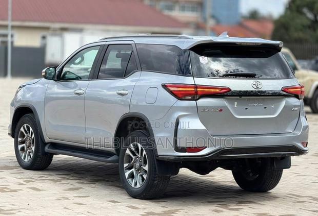 Toyota Fortuner 2024 Silver