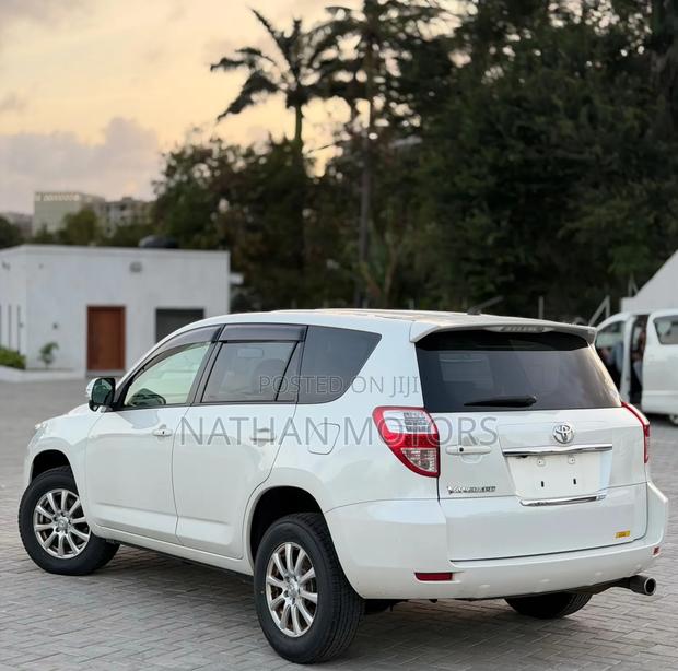 Toyota Vanguard 2008 White