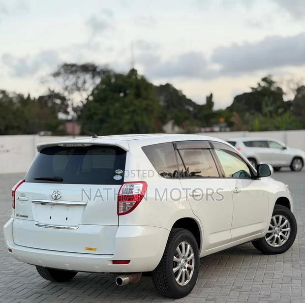Toyota Vanguard 2008 White
