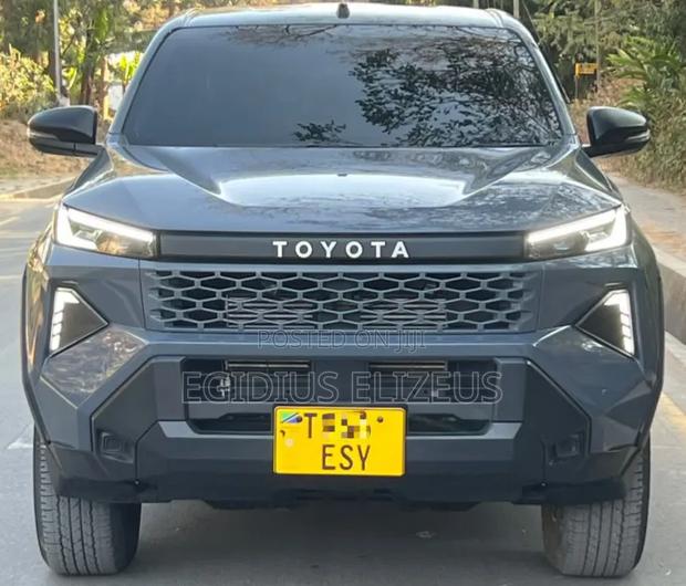 Toyota Hilux 2026 Gray