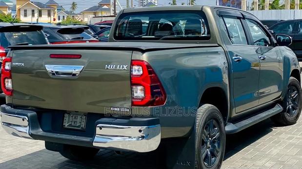 Toyota Hilux 2022 Beige