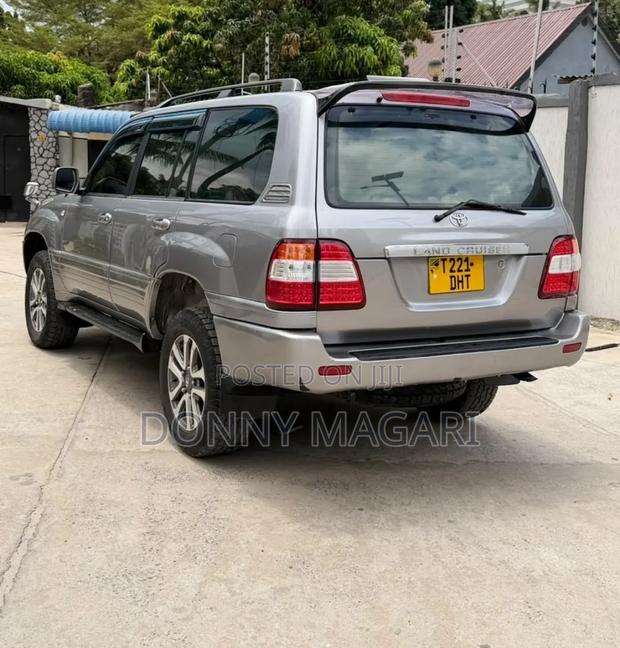 Toyota Land Cruiser 2005 Gray