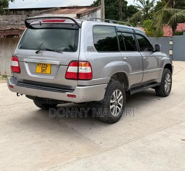 Toyota Land Cruiser 2005 Gray