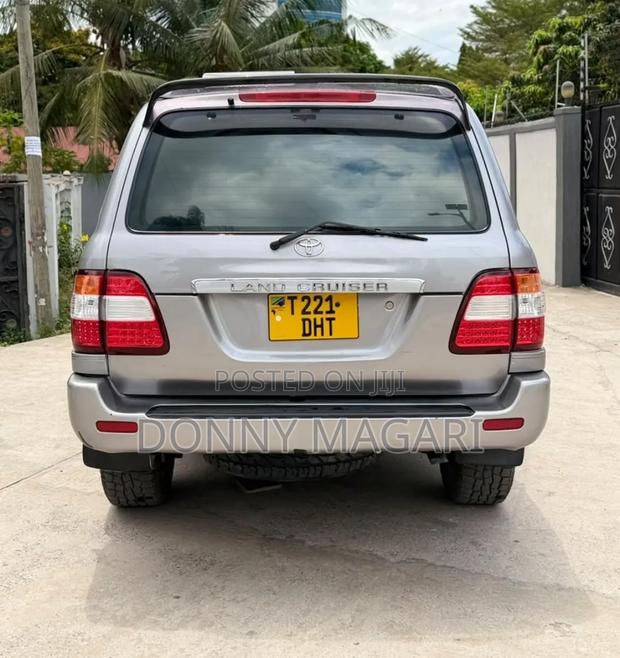 Toyota Land Cruiser 2005 Gray