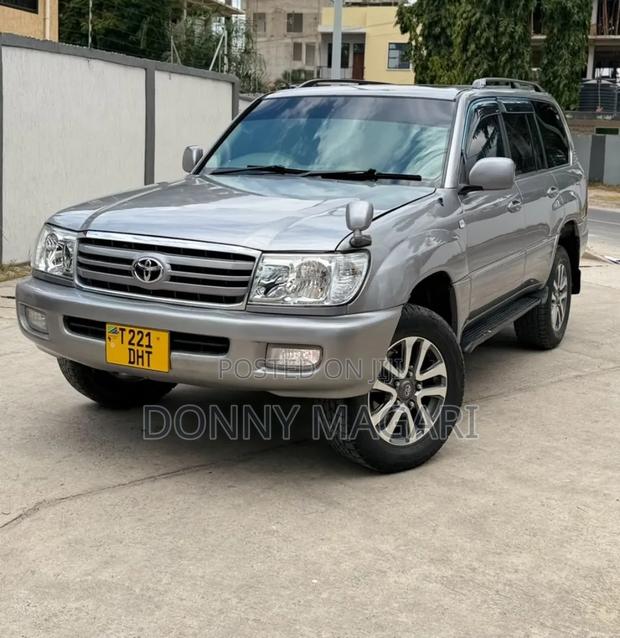 Toyota Land Cruiser 2005 Gray