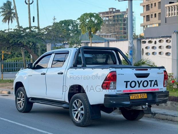 Toyota Hilux 2017 White