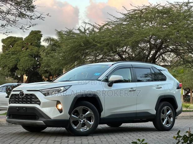 Toyota RAV4 2021 White
