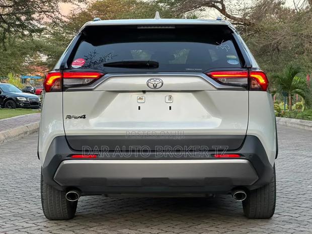 Toyota RAV4 2021 White
