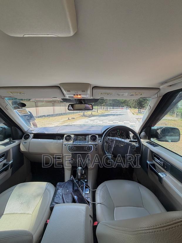 Land Rover Discovery 2012 White