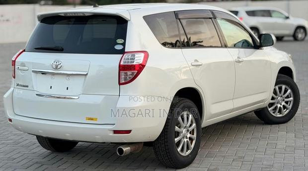 Toyota Vanguard 2008 White
