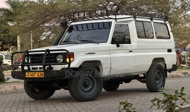 Toyota Land Cruiser 2002 White