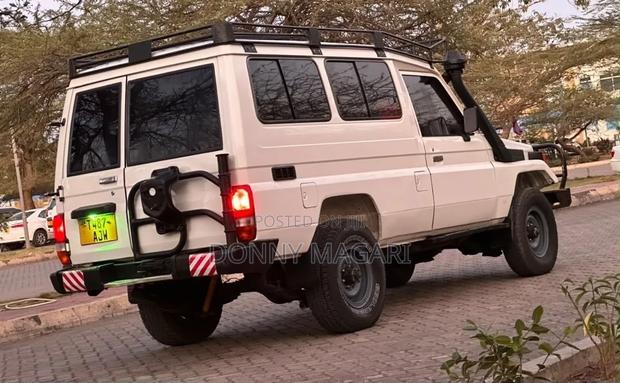 Toyota Land Cruiser 2002 White