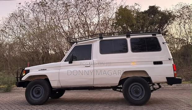 Toyota Land Cruiser 2002 White