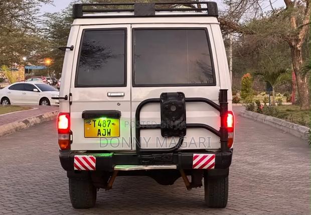 Toyota Land Cruiser 2002 White