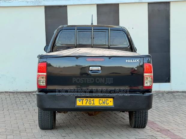 Toyota Hilux 2013 Black
