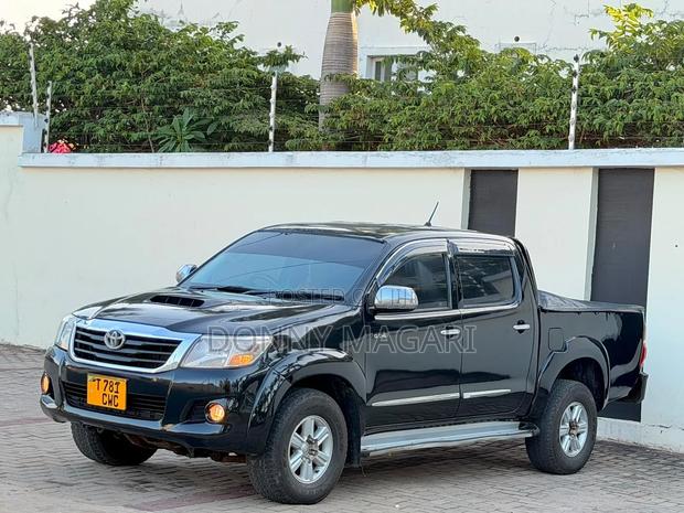 Toyota Hilux 2013 Black