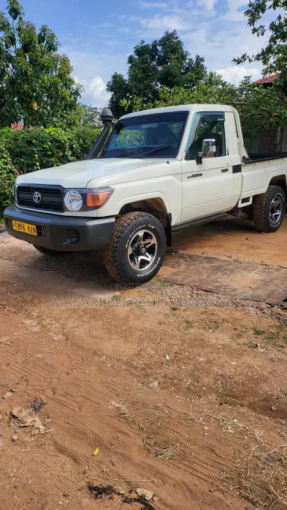 Toyota Land Cruiser 2007 White