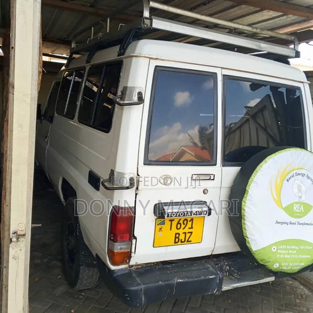 Toyota Land Cruiser 2010 White