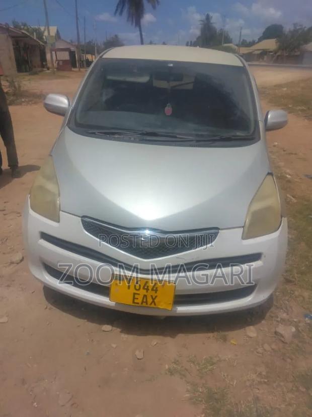 Toyota Ractis 2006 Silver