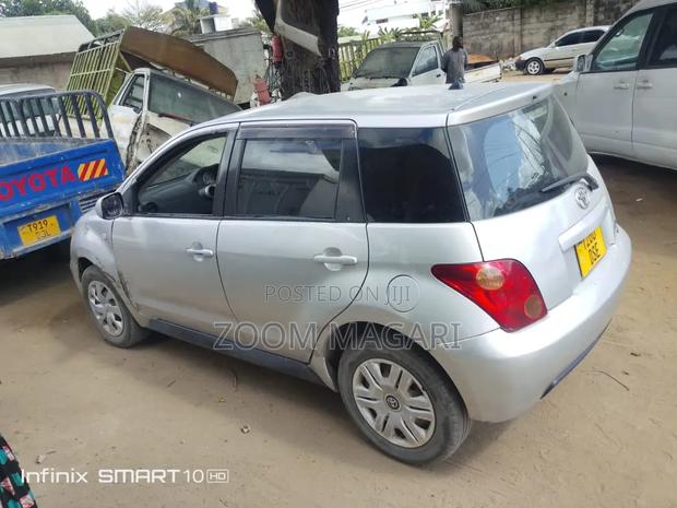 Toyota IST 2002 Silver