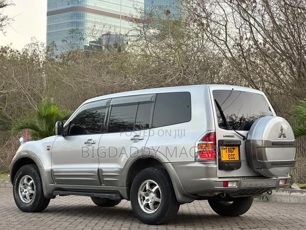 Mitsubishi Pajero 2005 Silver