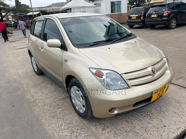 Toyota IST 2005 Gold