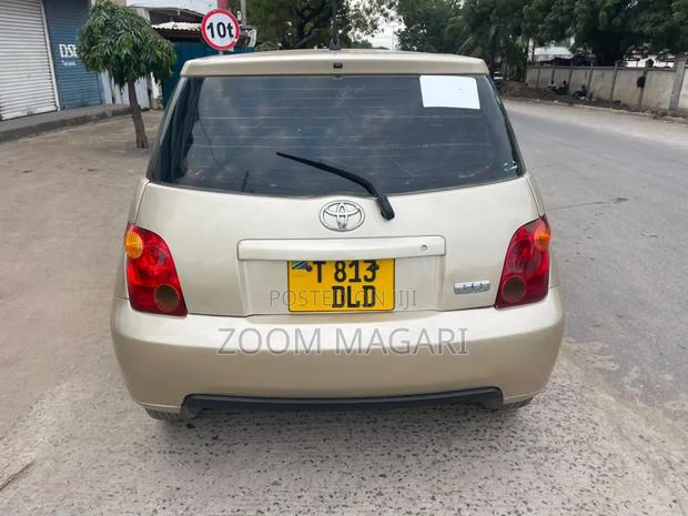 Toyota IST 2005 Gold