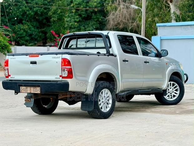 Toyota Hilux 2013 Gray