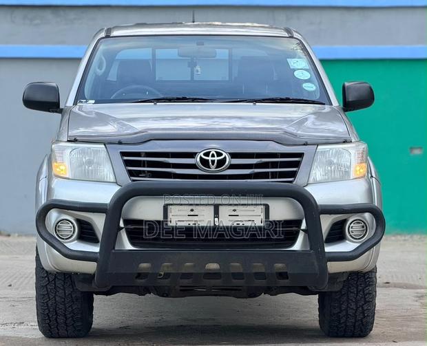 Toyota Hilux 2013 Gray