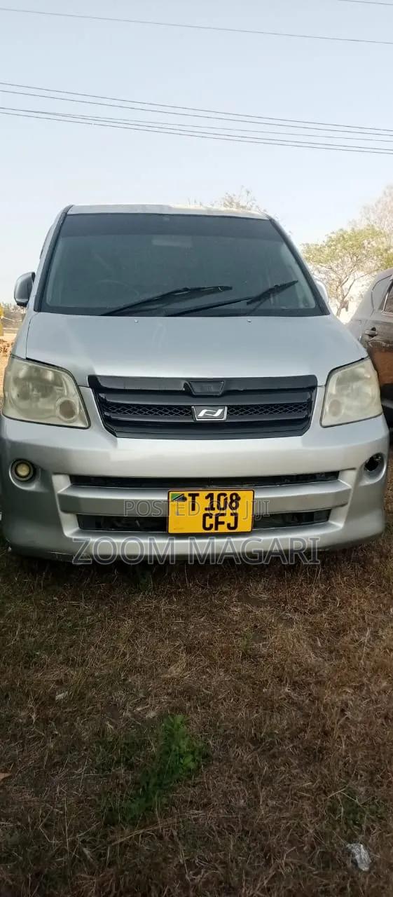 Toyota Voxy 2005 Silver