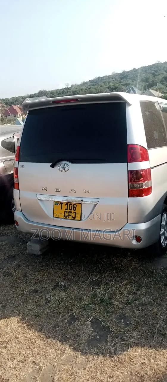 Toyota Voxy 2005 Silver
