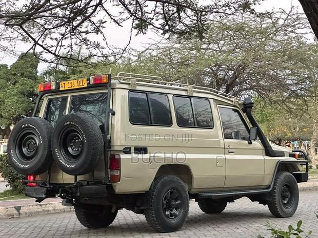 Toyota Land Cruiser 1989 Ivory