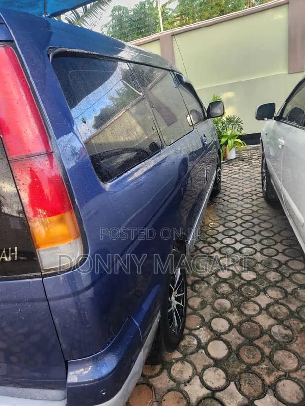 Toyota Noah 2003 Blue