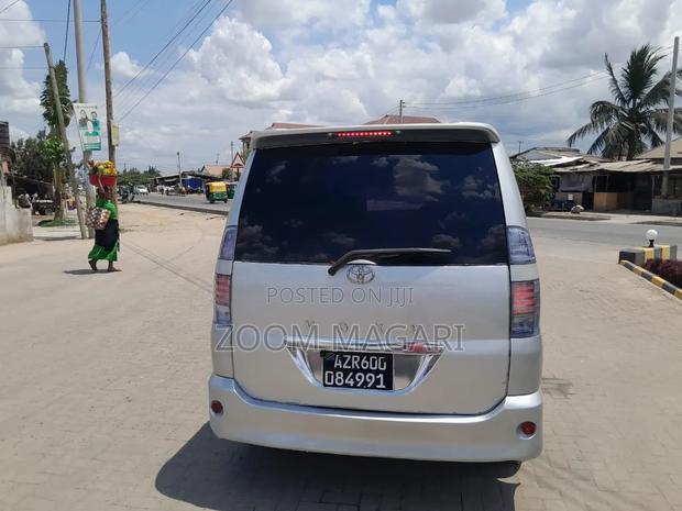 Toyota Voxy 2006 Silver