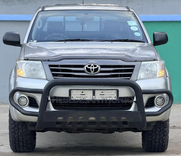 Toyota Hilux 2014 Gray