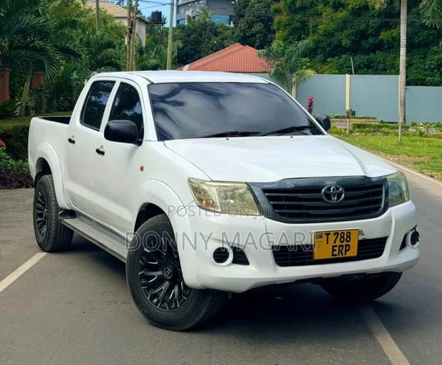 Toyota Hilux 2015 White