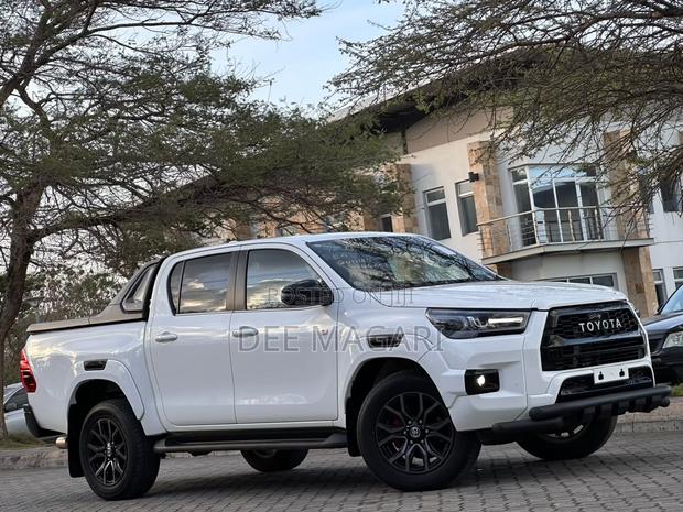 Toyota Hilux 2023 White