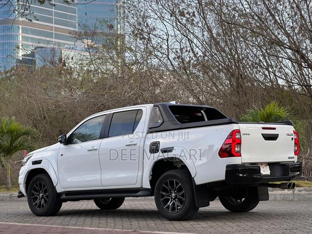 Toyota Hilux 2023 White