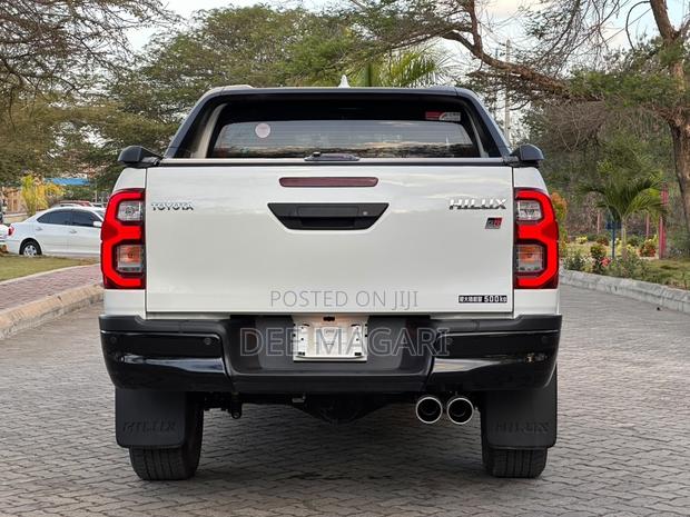 Toyota Hilux 2023 White