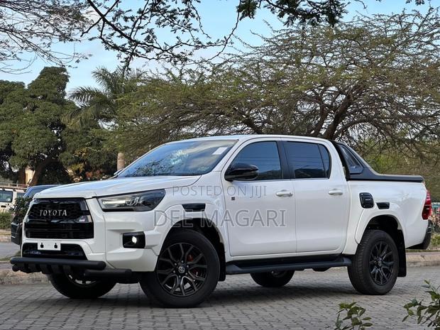 Toyota Hilux 2023 White