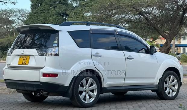 Mitsubishi Outlander 2011 White