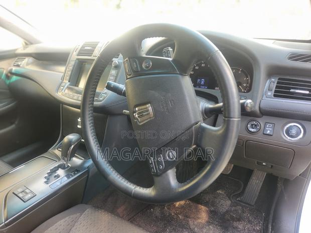 Toyota Crown 2009 White