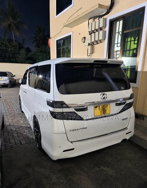 Toyota Vellfire 2010 White