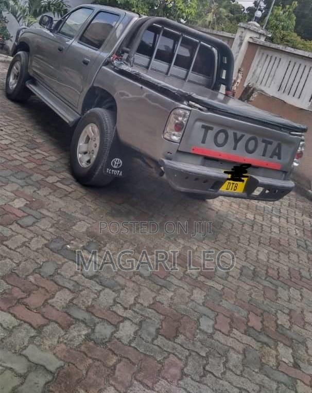 Toyota Hilux 2002 Gray