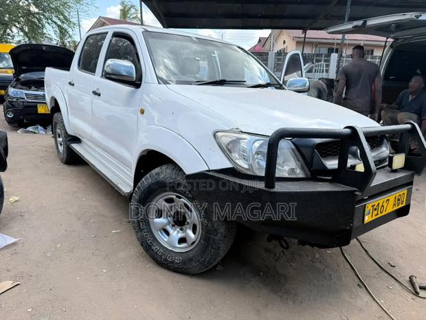 Toyota Hilux 2012 White