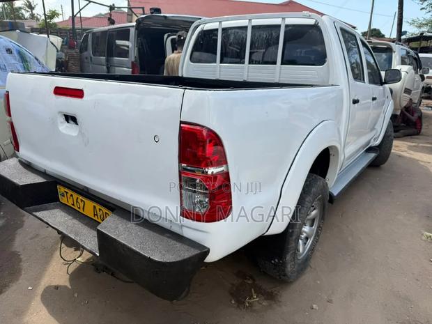 Toyota Hilux 2012 White