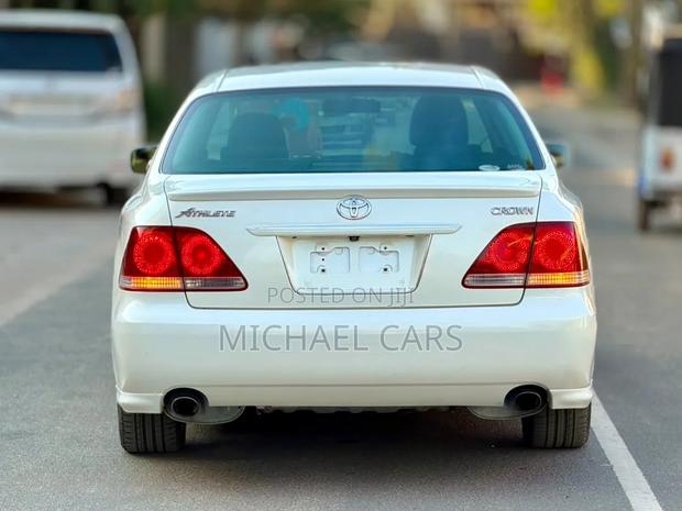 Toyota Crown Royale 2005 White